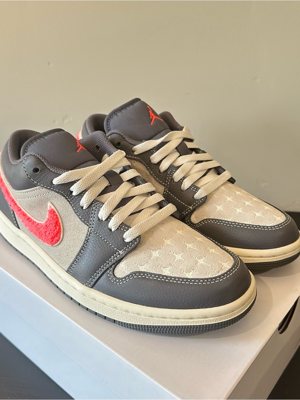 Jordan 1 Low
Light Graphite Hot Punch (Women's)